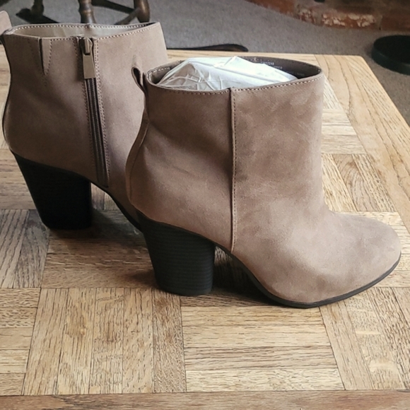 Torrid Brand New Tan/light Brown suede Booties size 9 - Picture 2 of 4